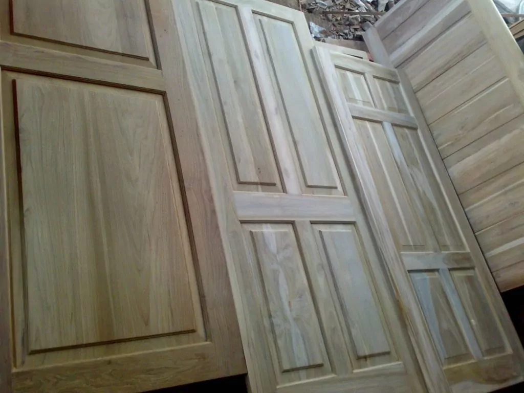Pintu kayu minimalis